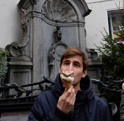 photo of me eating ice cream in front of Manneken Pis